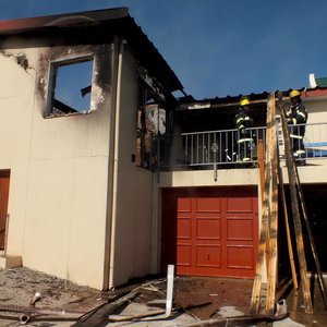 Gansbaai Brandweermanne besig om van die dakplanke te verwyder.